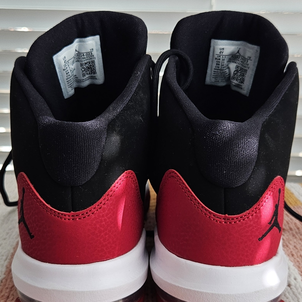 Jordan Kids Max Aura Black and Red Sneakers - Picture 7 of 16